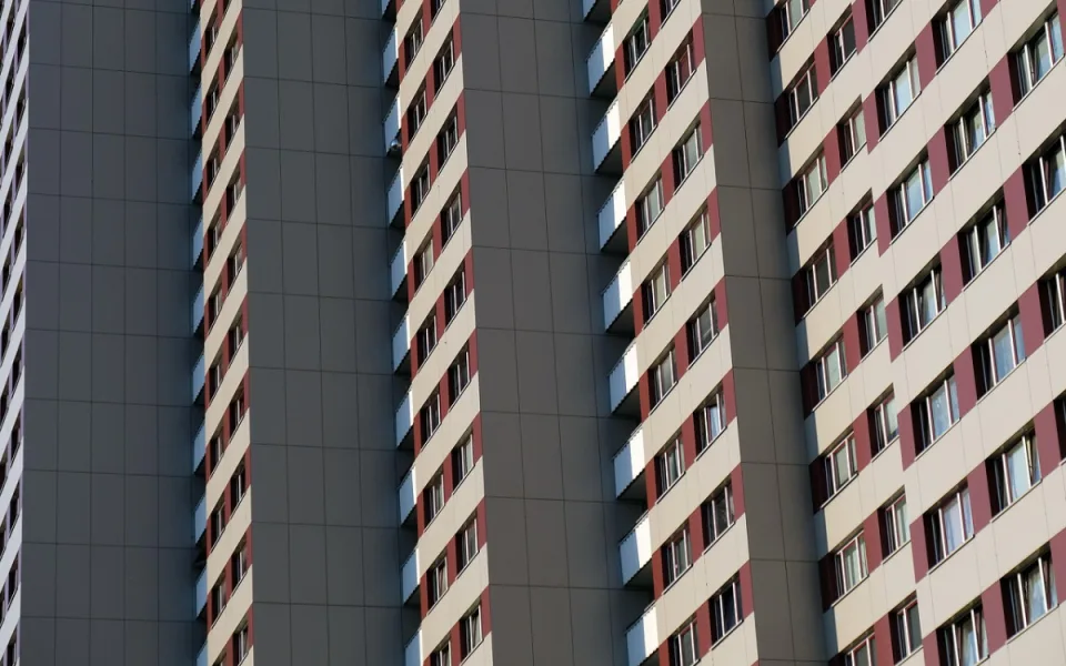 KOMENTÁŘ: Neplatiči zatěžují bytové jednotky. Jejich odpojení od tepla má limity