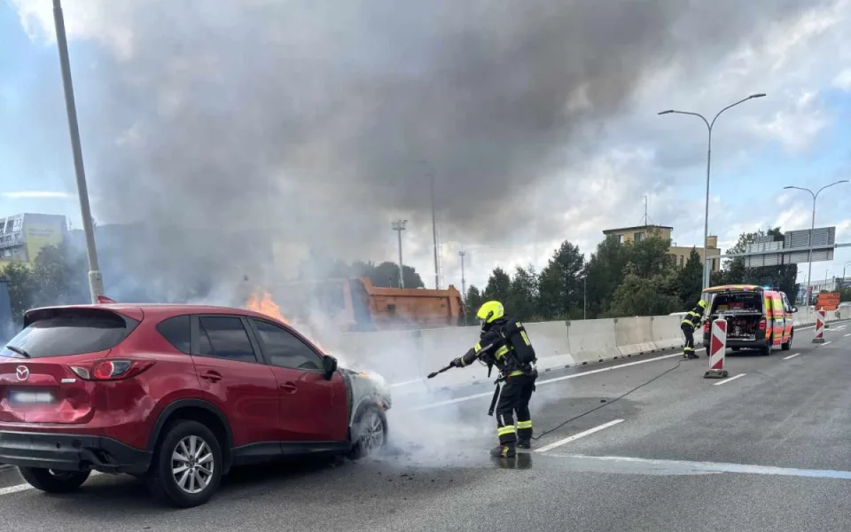 Na průtahu Libercem hořelo odpoledne poblíž tunelu auto, doprava stála