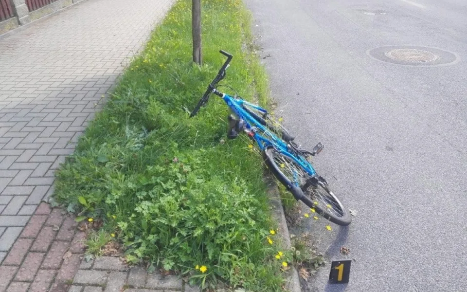 Senior spěchal pro oběd a havaroval na kole. Prudce zabrzdil a letěl přes řídítka