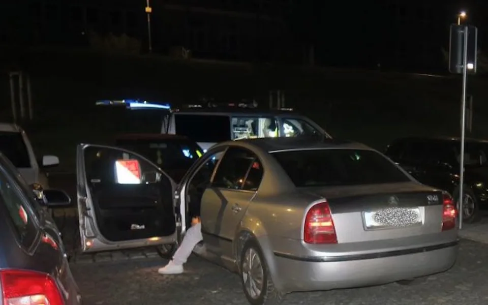 Nevšimla si, že na parkovišti nabourala jiné auto. Mladá žena nadýchala tři promile
