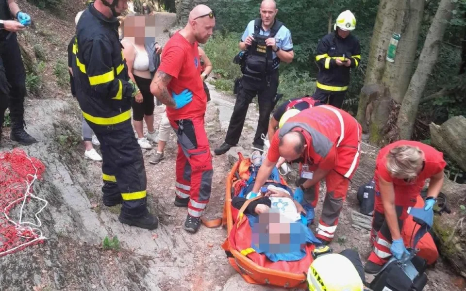 Špatné šlápnutí a pád. Žena se na Bezdězu zřítila ze čtyřicetimetrového srázu