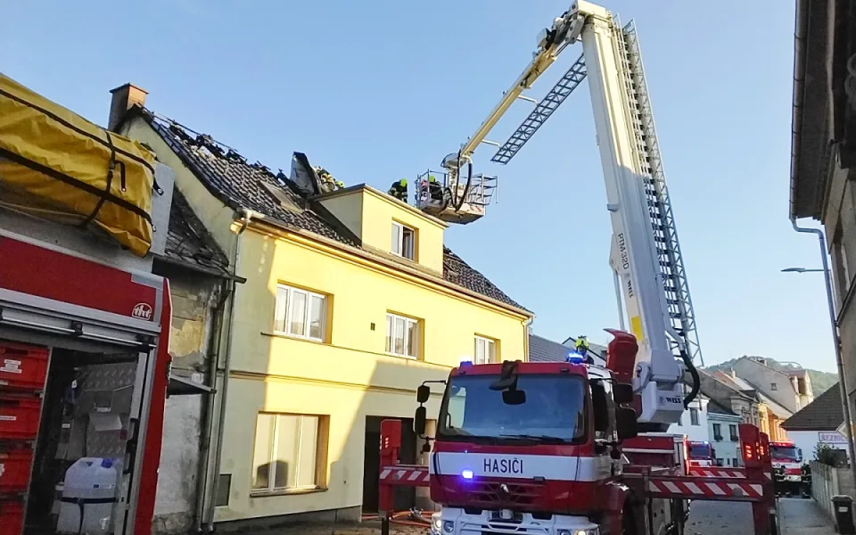 Požár domu v Žandově. Na místě zasahovalo osm jednotek hasičů