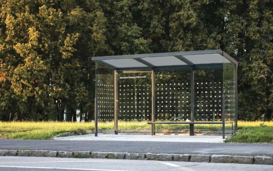 V Jablonci začíná výměna autobusových zastávek. Do konce prázdnin jich bude patnáct
