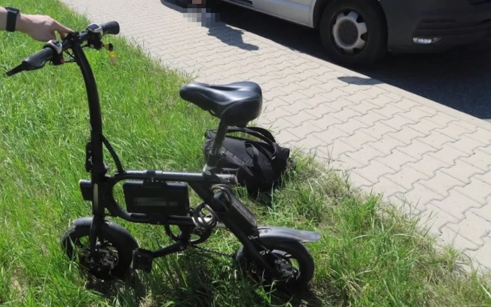 Nezlobte se, nebrzdí mi to. Mladík na elektrokole srazil na chodníku muže a ujel