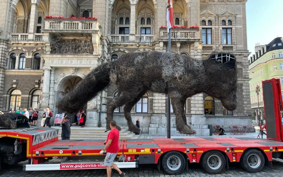 Vulpes Slávek se stěhuje. Před radnicí bude nová socha