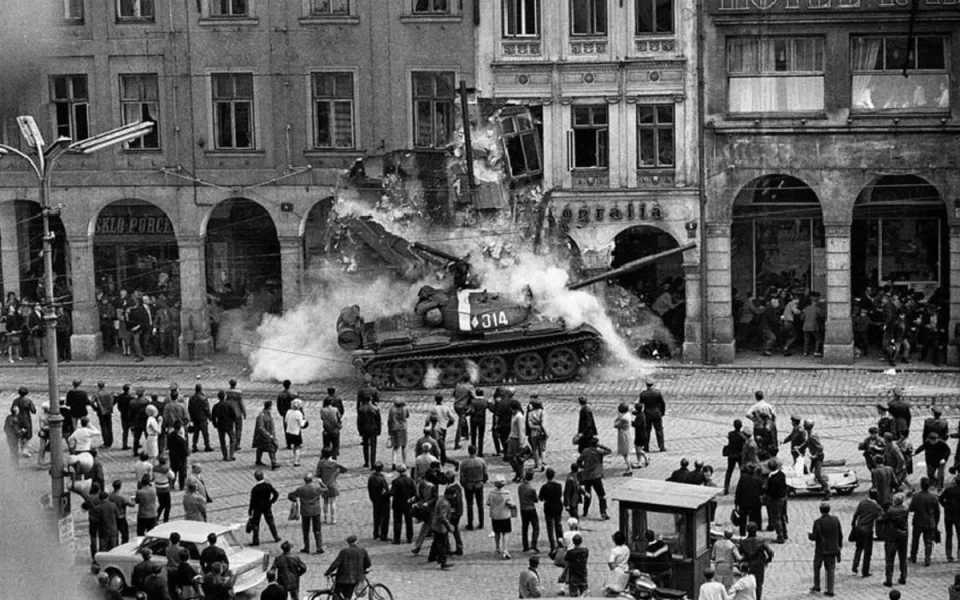 Ikonická fotografie tanku bořícího podloubí v Liberci během 21. srpna 1968.