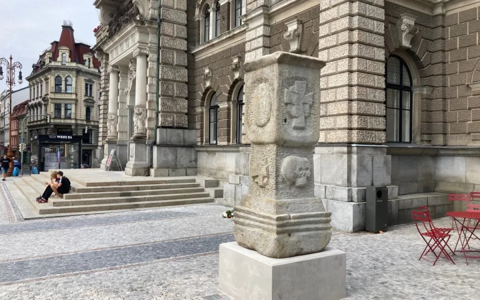 Nároží liberecké radnice zdobí nově morový sloup, do města se vrátil po 56 letech