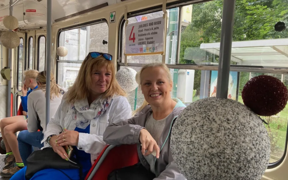 Mezi Libercem a Jabloncem jezdí speciální tramvaj ozdobená 150 kilogramy korálků