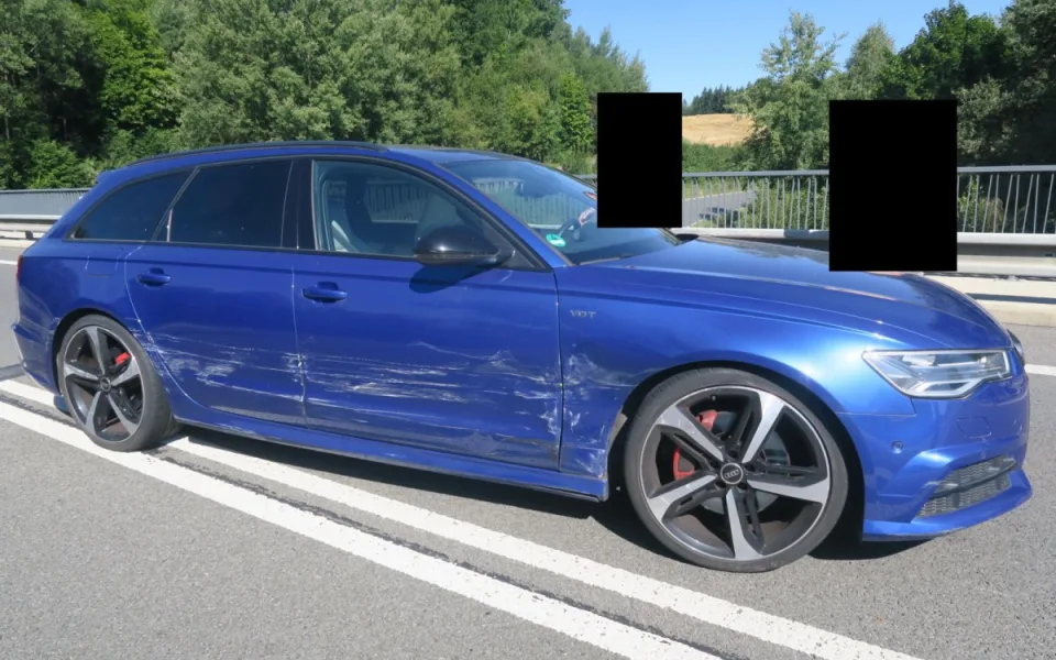 Řidička s kradeným autem srazila policistu a ujížděla. Policisté jí cestu zahradili kamionem