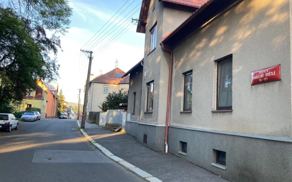 Policie v Liberci řeší parkování u své služebny, náměstek její postup kritizuje