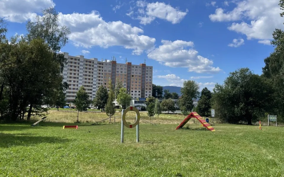 A co pejsci? Město opravilo cvičiště v Hlávkově a Broumovské ulici