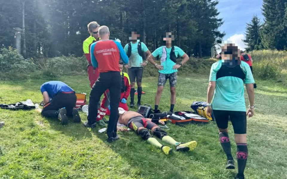 Drama při závodu na Ještědu. Závodníků upadl do bezvědomí, další ho zachraňovali