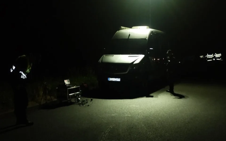 Policisté hledali v kamionech migranty. Speciální přítroj zaznamená tlukot srdce