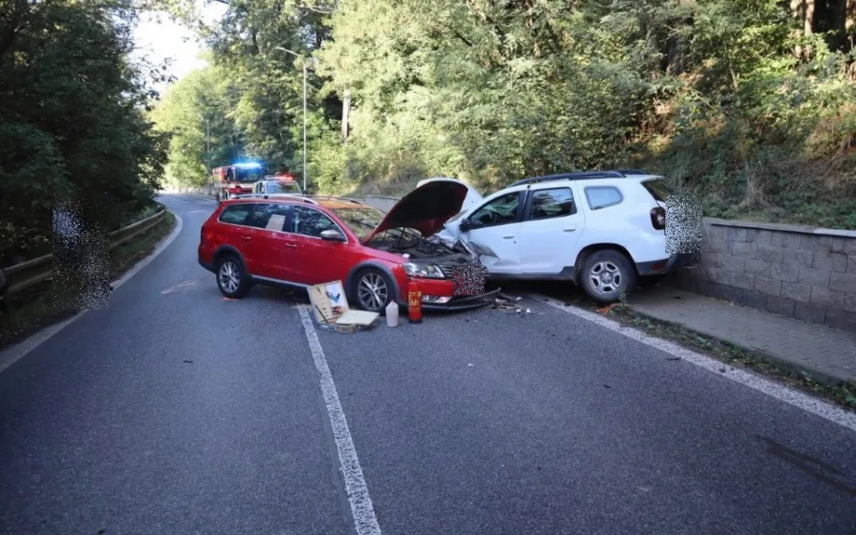 Děda vezl tříletého vnuka a usnul za volantem. Čelně se srazil s autem v protisměru