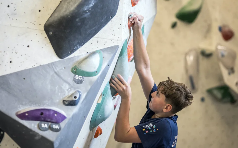 Od prvních kroků až po závody. Přijďte se seznámit s lezeckým klubem LK Boulder