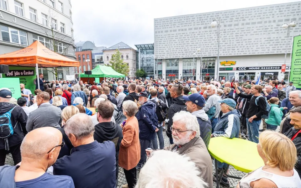 Nadávky a výčitky, ale i potlesk. Na premiéra Fialu čekalo v Liberci zaplněné náměstí