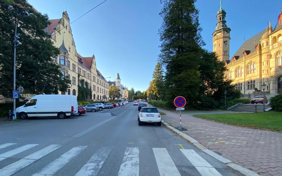 Fotografie Vítězné ulice byla pořízena ještě před zahájením rekonstrukce.
