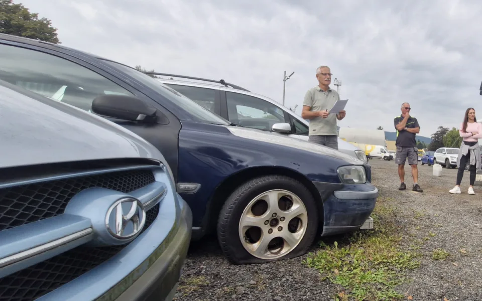 Dražba 16 autovraků v Liberci vynesla 64.800 korun, nejvíce prodej Škody 120