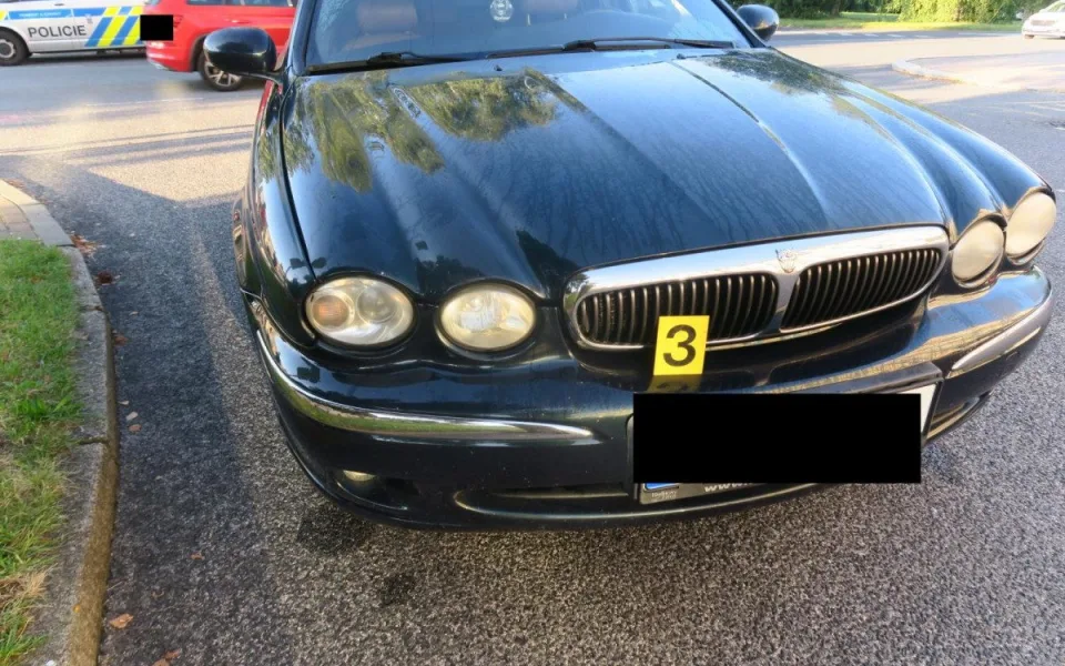 Jaguar srazil v Jablonci na přechodu mladého chodce, přehlédl ho