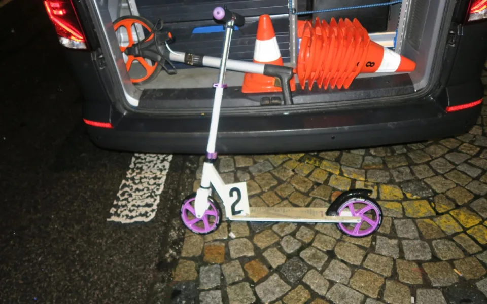 Žena nezvládla sjezd na koloběžce v Jablonci a narazila do auta. Nadýchala 1,74 promile