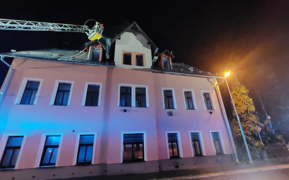 Noční požár v Liberci. Hořel dům v ulici Karolíny Světlé