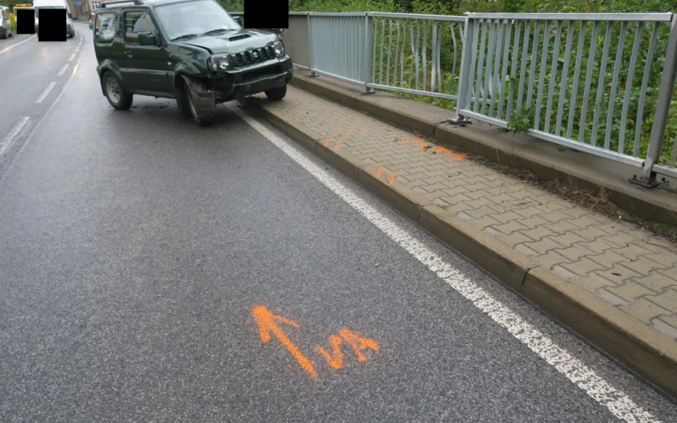 Řidič ve Smržovce jel moc rychle, na mokru dostal smyk a havaroval
