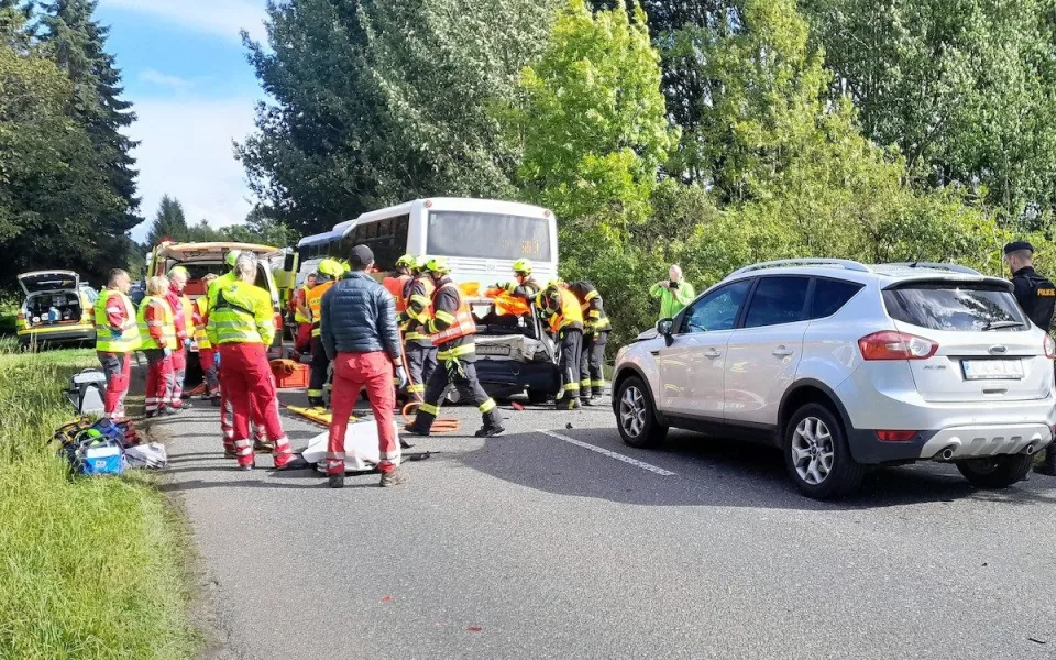 Srážka autobusu a dvou aut v Tatobitech. Na místo letěl i vrtulník