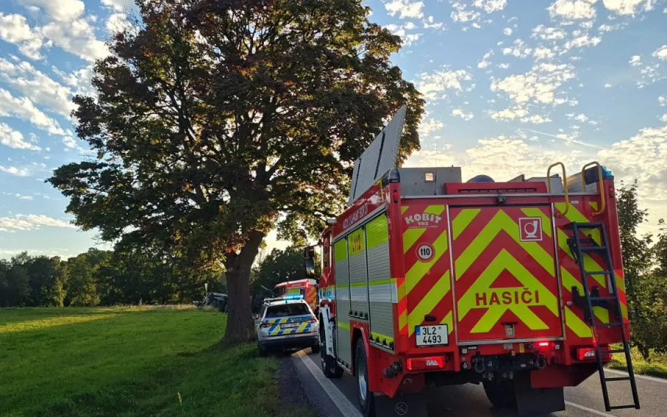 Motorkář nepřežil u Kunratic střet s traktorem. Silnice na Bogatyniu je zavřená