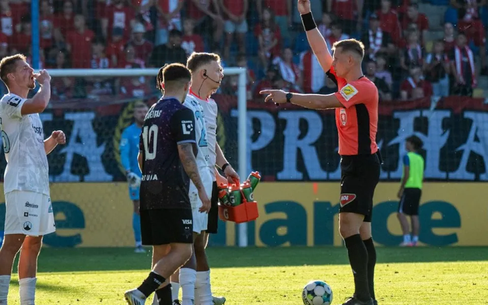 Kayo do sprch, bál se Kováč. Červenou pro fyzioterapeuta bude řešit