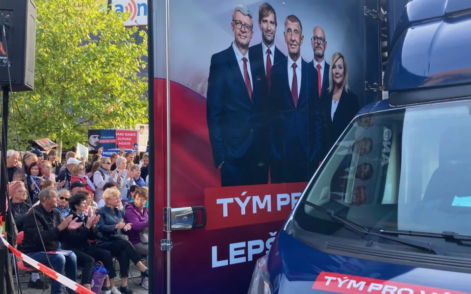 Kšiltovky, trička a fotka se známou tváří. Na mítink ANO dorazilo na 350 lidí, včetně odpůrců