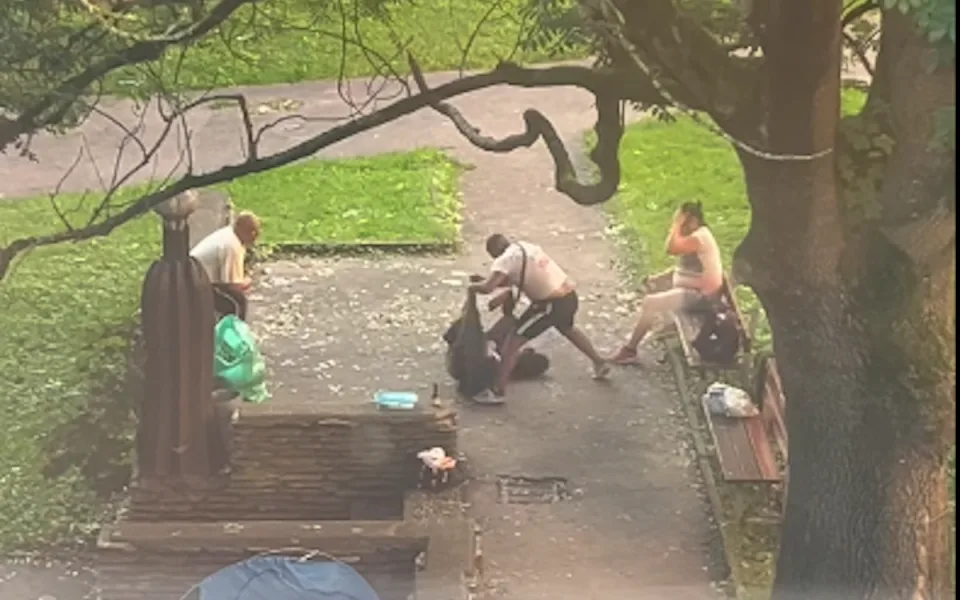 Brutální napadení v Jablonci, video se šíří po sítích. Dva muži dupou ženě na hlavu