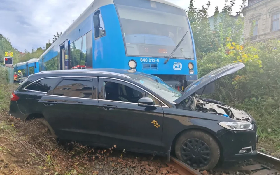 V Jablonci se střetl osobní vlak s automobilem. Provoz na trati je zastaven