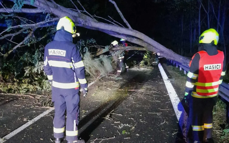 Silný vítr zasáhl Semilsko, na auto tam spadl strom, řidička je lehce zraněná