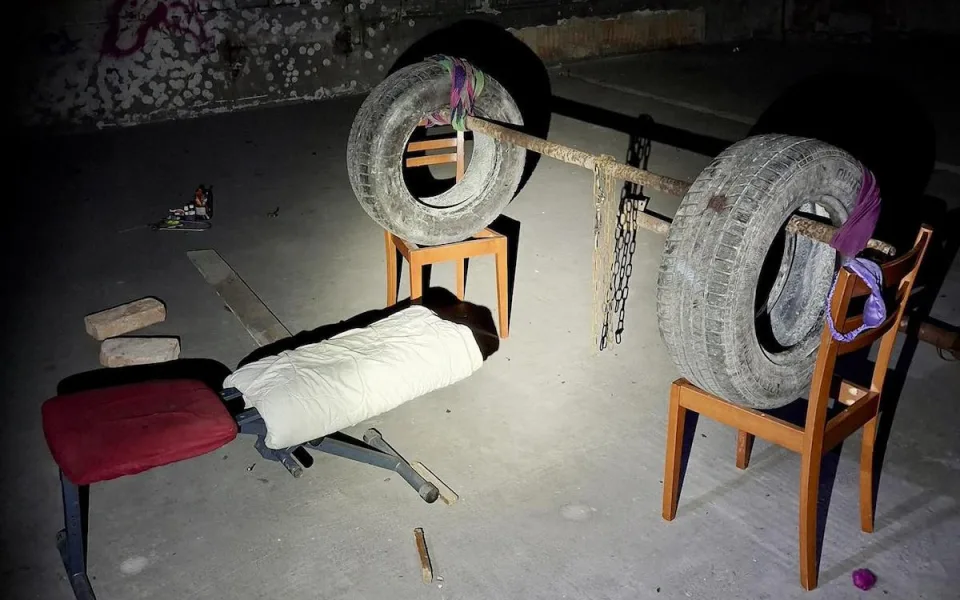 Překvapení pro strážníky. Bezdomovci si ve squatu vyrobili posilovnu