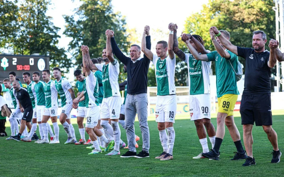 Trenér Luboš Kozel (uprostřed v černém svetru) při oslavách vítězství nad Mladou Boleslaví.