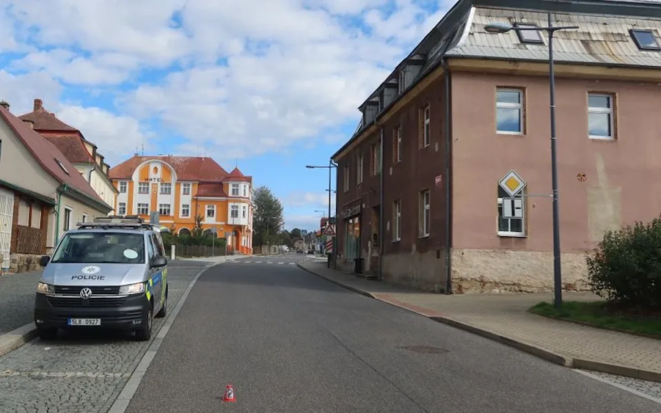 Řidič v Hrádku srazil cyklistu a ujel. Pátrá po něm policie