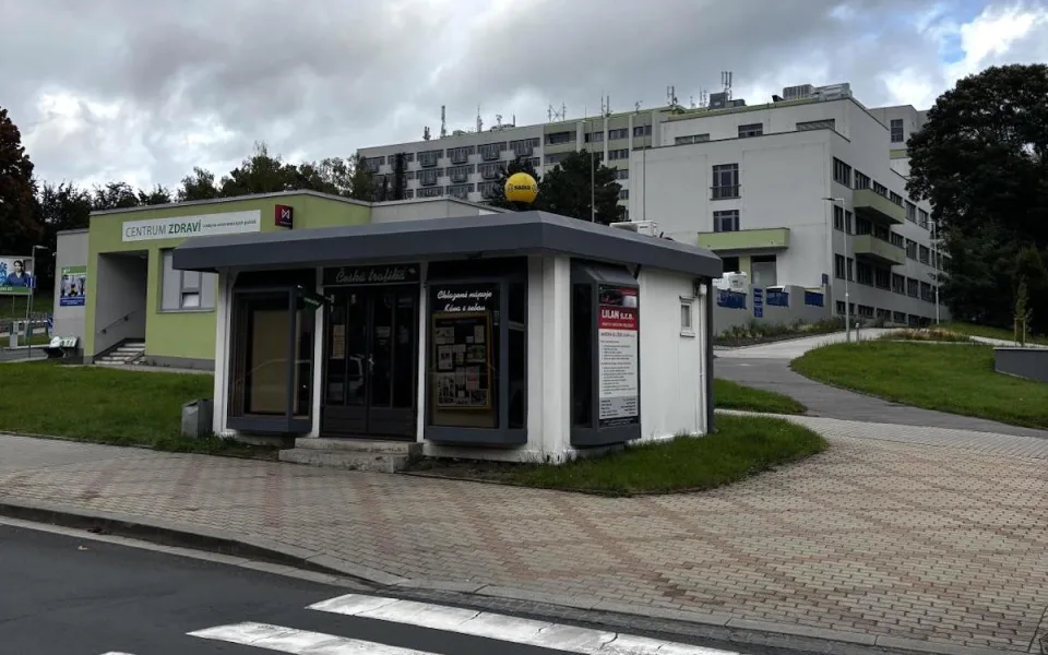 Zloděj okradl seniora na ulici za bílého dne. Peněženku mu vytrhl z ruky