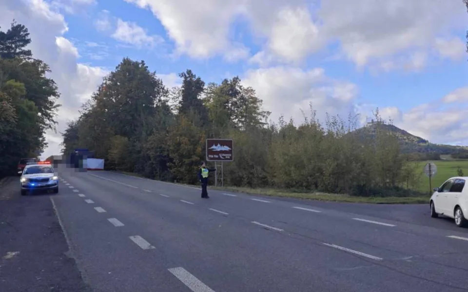U Bězdězu srazil kamion přecházející seniorku. Lékaři se ji snažili zachránit desítky minut