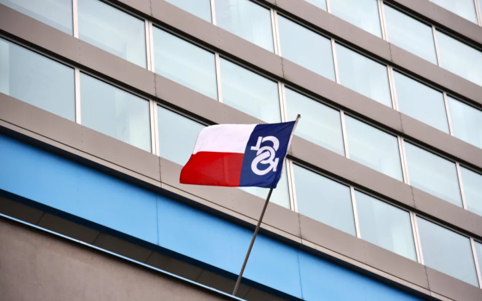 Na kraji vlaje vlajka sokolů. Připomíná jejich osudy za druhé světové války