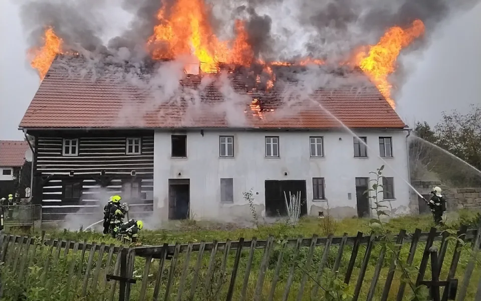 Požár v Kravařích. Oheň zasáhl půdu a střechu domu