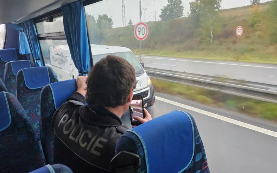 Policie opět využila ke kontrolám řidičů svůj autobus, pomohl odhalit 29 přestupků