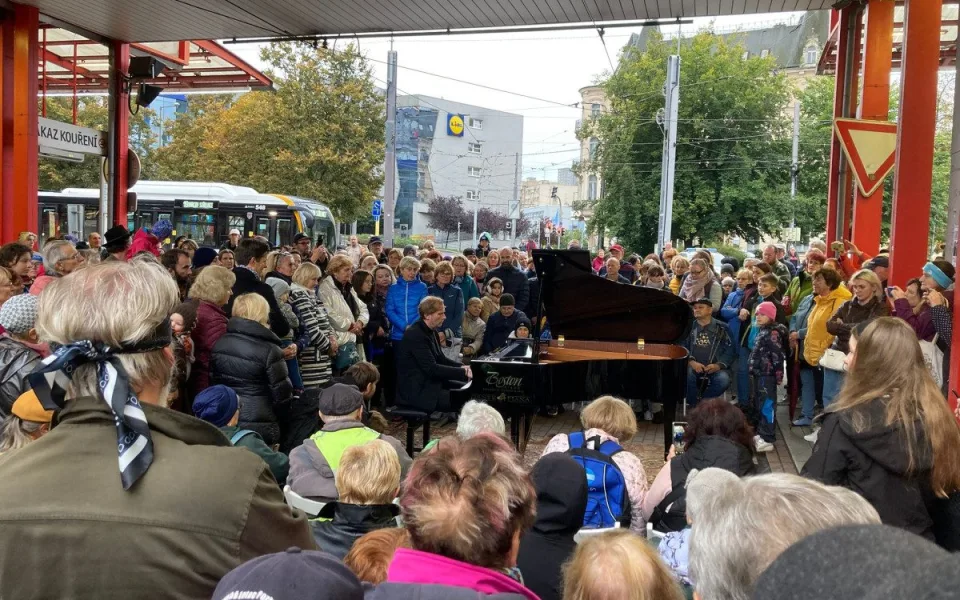 Terminál MHD v Liberci se na chvíli proměnil ve venkovní koncertní síň