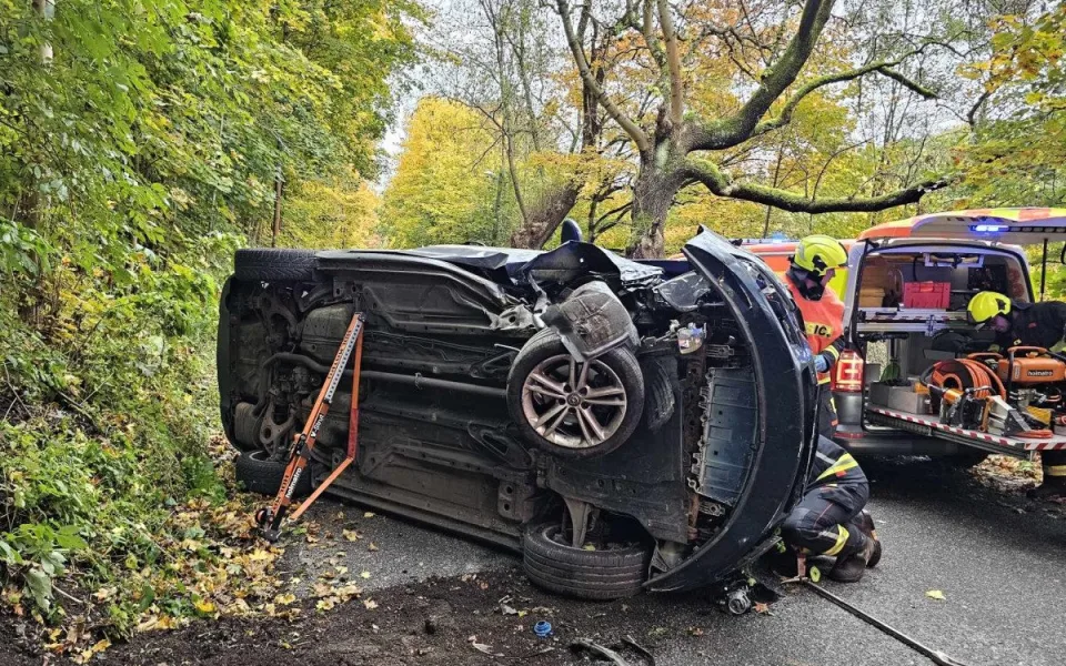 Při nehodě v Lukášovské ulici museli hasiči z auta vyprostit jednoho z cestujících