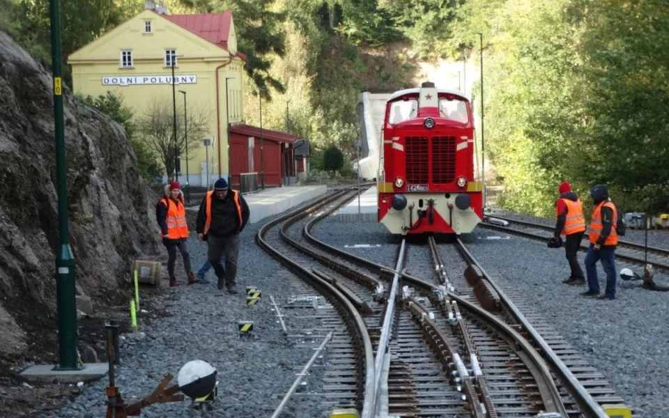 Zkouška opravované zubačky. Na trať vyjela lokomotiva, testovala výhybky