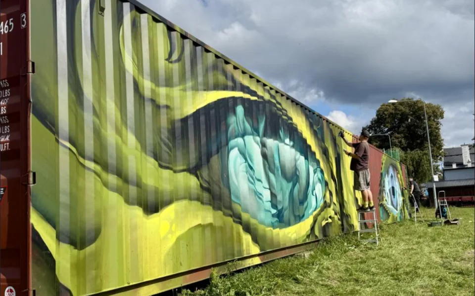 Street art ozdobil v Chrastavě nevzhledné hasičské kontejnery, město ušetřilo