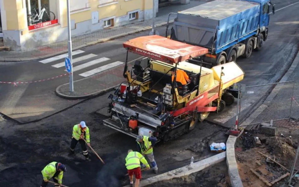 Dopravu v Jablonci zkomplikuje několik uzavírek. Bude se pokládat asfalt