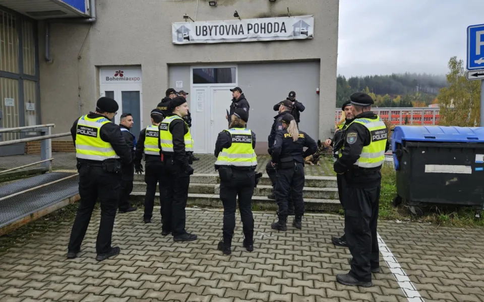 Rozsáhlá kontrola ubytoven v Jablonci, policisté vypátrali celostátně hledaného