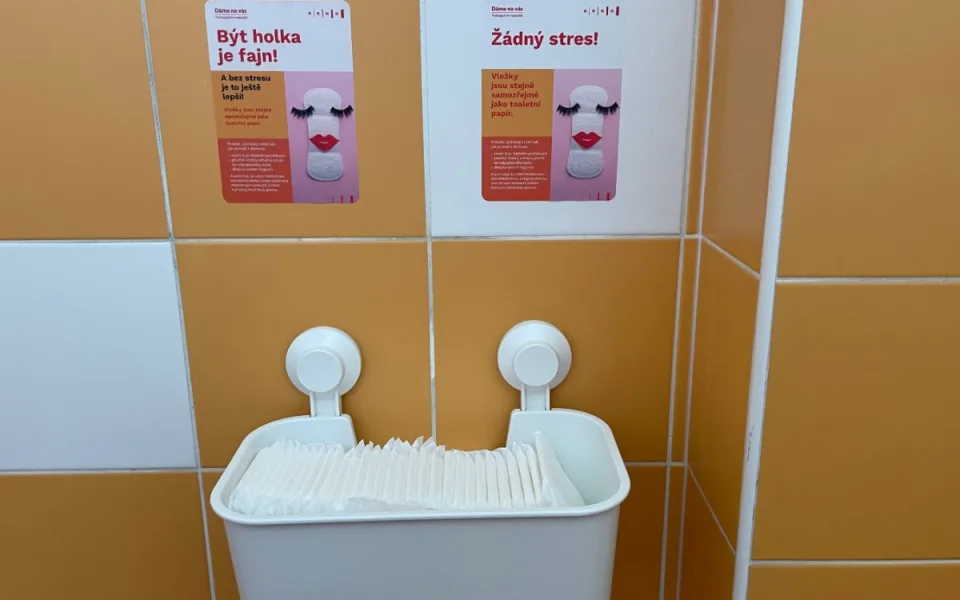 Zavádění bezplatných hygienických potřeb do škol podpoří kraj půl milionem korun