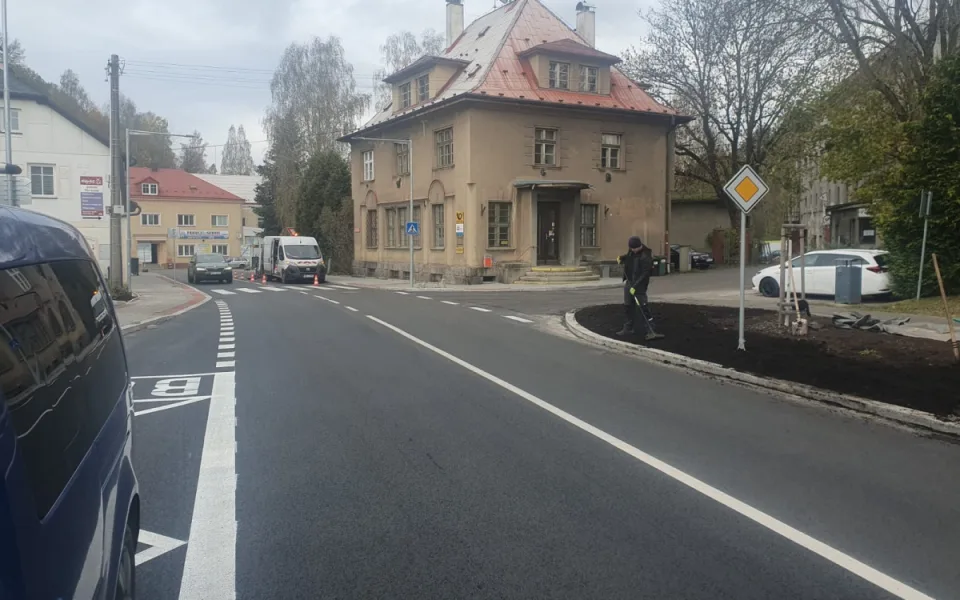 Kdy bude oficiálně opět průjezdná silnice přes Mníšek a Oldřichov? Vlastně už je
