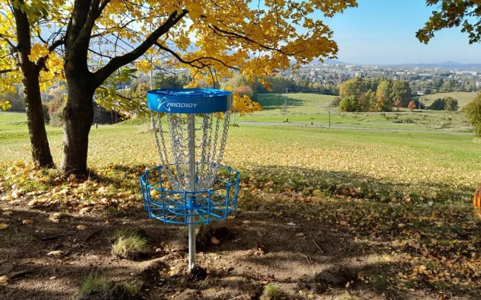 Discgolfové hřiště ve Vesci zkrásnělo, dostalo nové moderní koše
